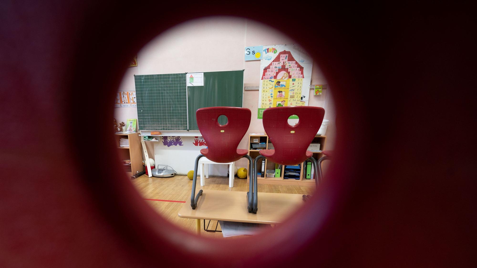 Stühle stehen in einem Klassenzimmer einer ersten Klasse