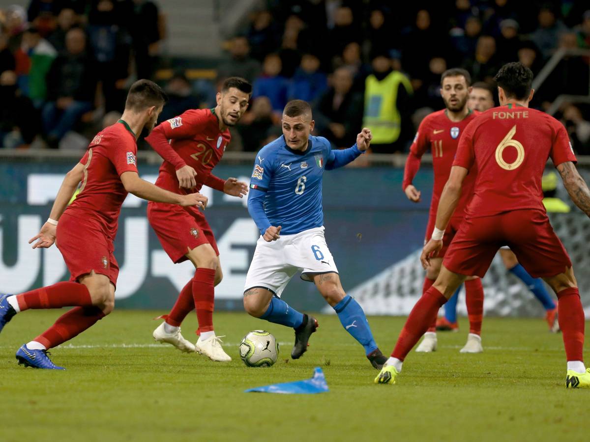 17.11.2018, Italien, Mailand: Fußball: Nations League A, Gruppenphase, Gruppe 3, 5. Spieltag 2045: Italien - Portugal im San Siro Stadion. Marco Verratti (M) aus Italien kämpft mit Ruben Neves (l) und José Fonte (r) aus Portugal um den Ball. Foto: Cezaro De Luca/dpa +++ dpa-Bildfunk +++