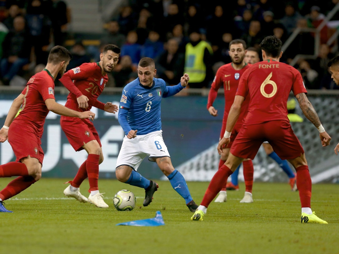 17.11.2018, Italien, Mailand: Fußball: Nations League A, Gruppenphase, Gruppe 3, 5. Spieltag 2045: Italien - Portugal im San Siro Stadion. Marco Verratti (M) aus Italien kämpft mit Ruben Neves (l) und José Fonte (r) aus Portugal um den Ball. Foto: Cezaro De Luca/dpa +++ dpa-Bildfunk +++