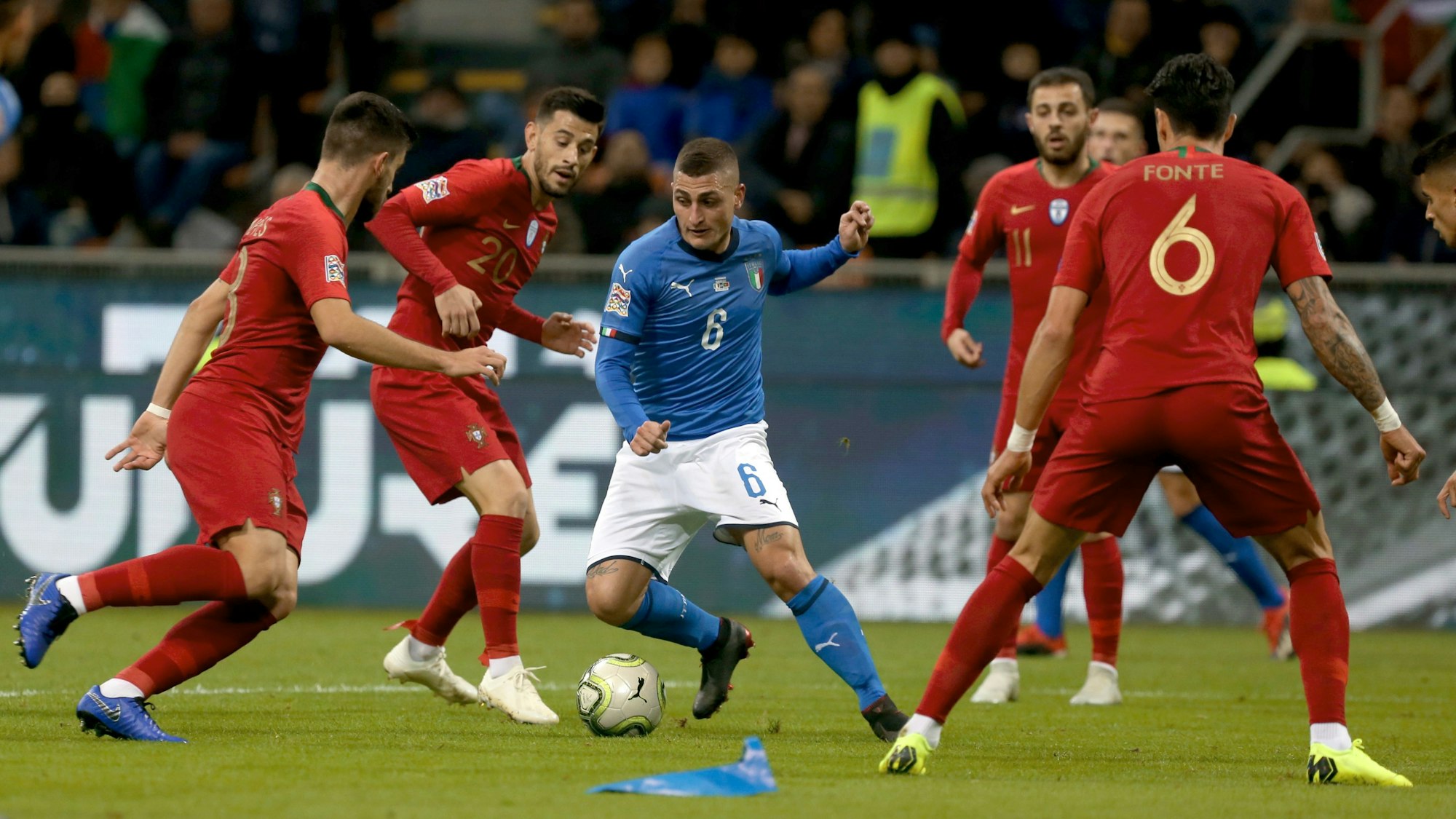 17.11.2018, Italien, Mailand: Fußball: Nations League A, Gruppenphase, Gruppe 3, 5. Spieltag 2045: Italien - Portugal im San Siro Stadion. Marco Verratti (M) aus Italien kämpft mit Ruben Neves (l) und José Fonte (r) aus Portugal um den Ball. Foto: Cezaro De Luca/dpa +++ dpa-Bildfunk +++