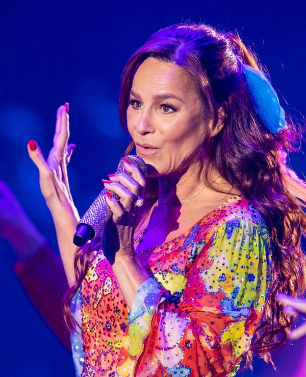 Andrea Berg fällt mit ihrem eleganten Kleid bei der Spendengala am Mittwoch (24. November 2021) positiv auf. Auf diesem Foto (aufgenommen am 17. November 2021) sieht man Andrea Berg während der „Silvester Show mit Jörg Pilawa“ auf der Bühne stehen.