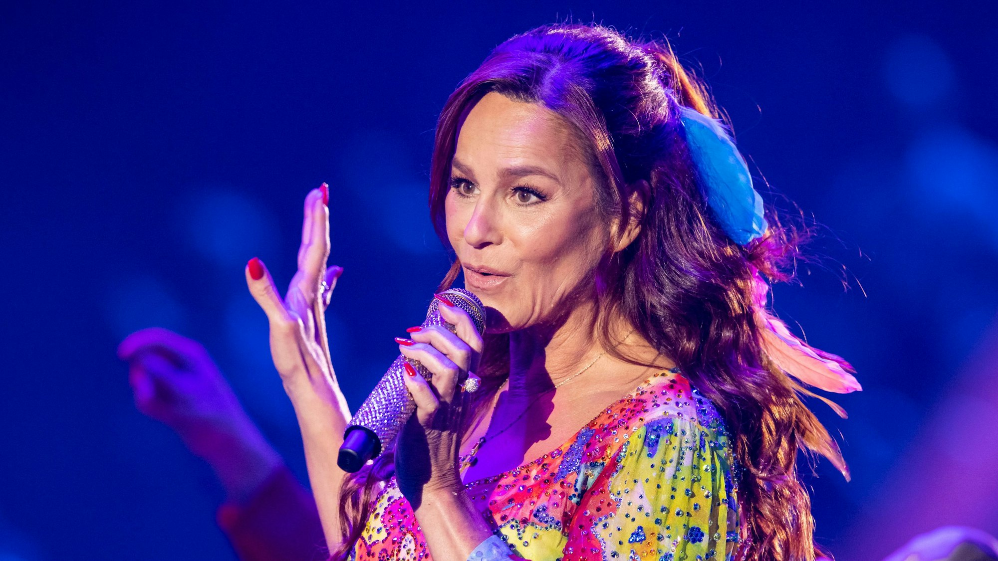 Andrea Berg fällt mit ihrem eleganten Kleid bei der Spendengala am Mittwoch (24. November 2021) positiv auf. Auf diesem Foto (aufgenommen am 17. November 2021) sieht man Andrea Berg während der „Silvester Show mit Jörg Pilawa“ auf der Bühne stehen.