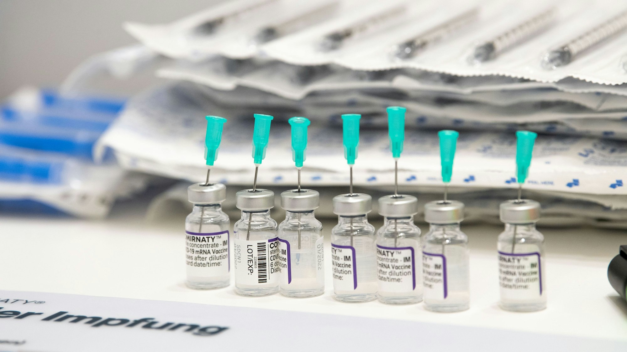 Impfampullen von Biontech und Johnson & Johnson.