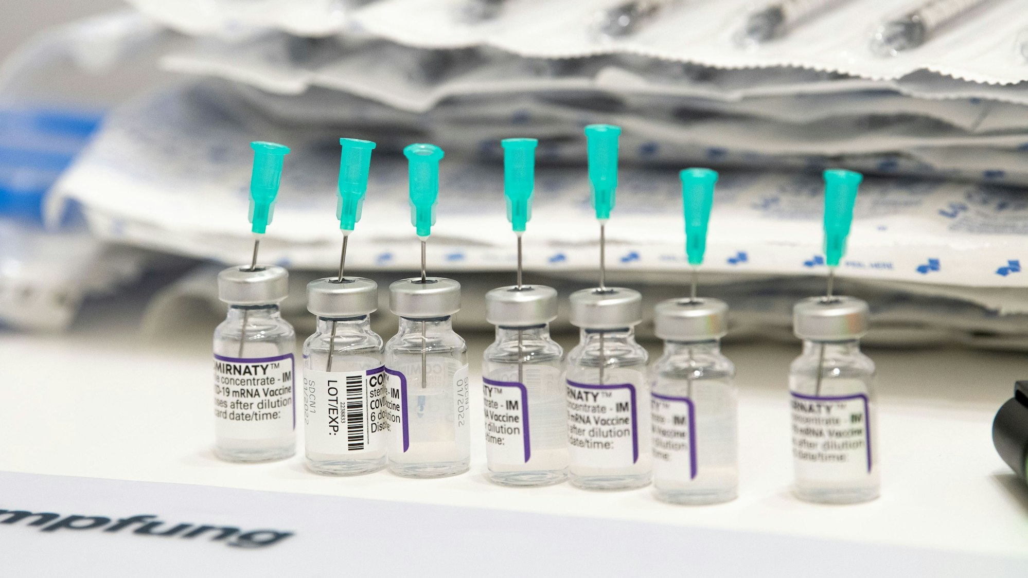 Impfampullen mit Biontech Impfstoff steht für die Vorbereitung zum Impfung bereit.