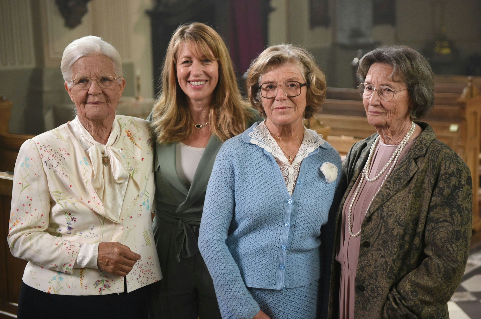 Die Schauspielerin Hildegard Schmahl (Hiltrud Janssen, l-r), die Autorin Anne Gesthuysen, und die Schauspielerinnen Jutta Speidel (Betty Janssen) und Gertrud Roll (Martha Peters, l-r) stehen nebeneinander und blicken in die Kamera.