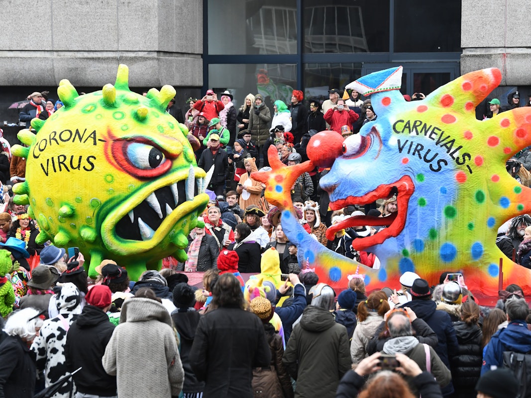 Ein Motivwagen zum Coronavirus zieht beim Rosenmontagszug 2020 über die Strecke in Düsseldorf.