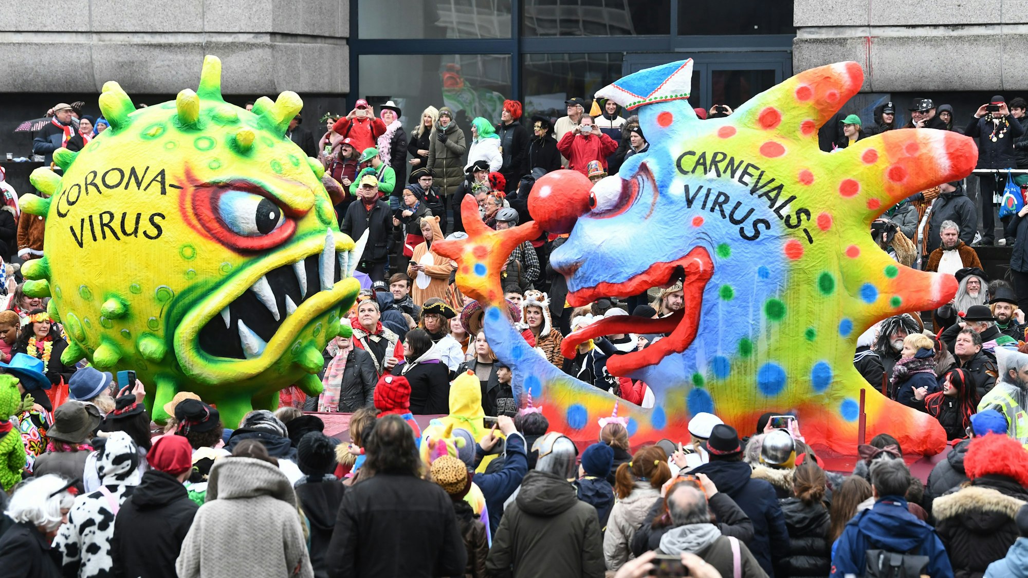 Ein Motivwagen zum Coronavirus zieht beim Rosenmontagszug 2020 über die Strecke in Düsseldorf.