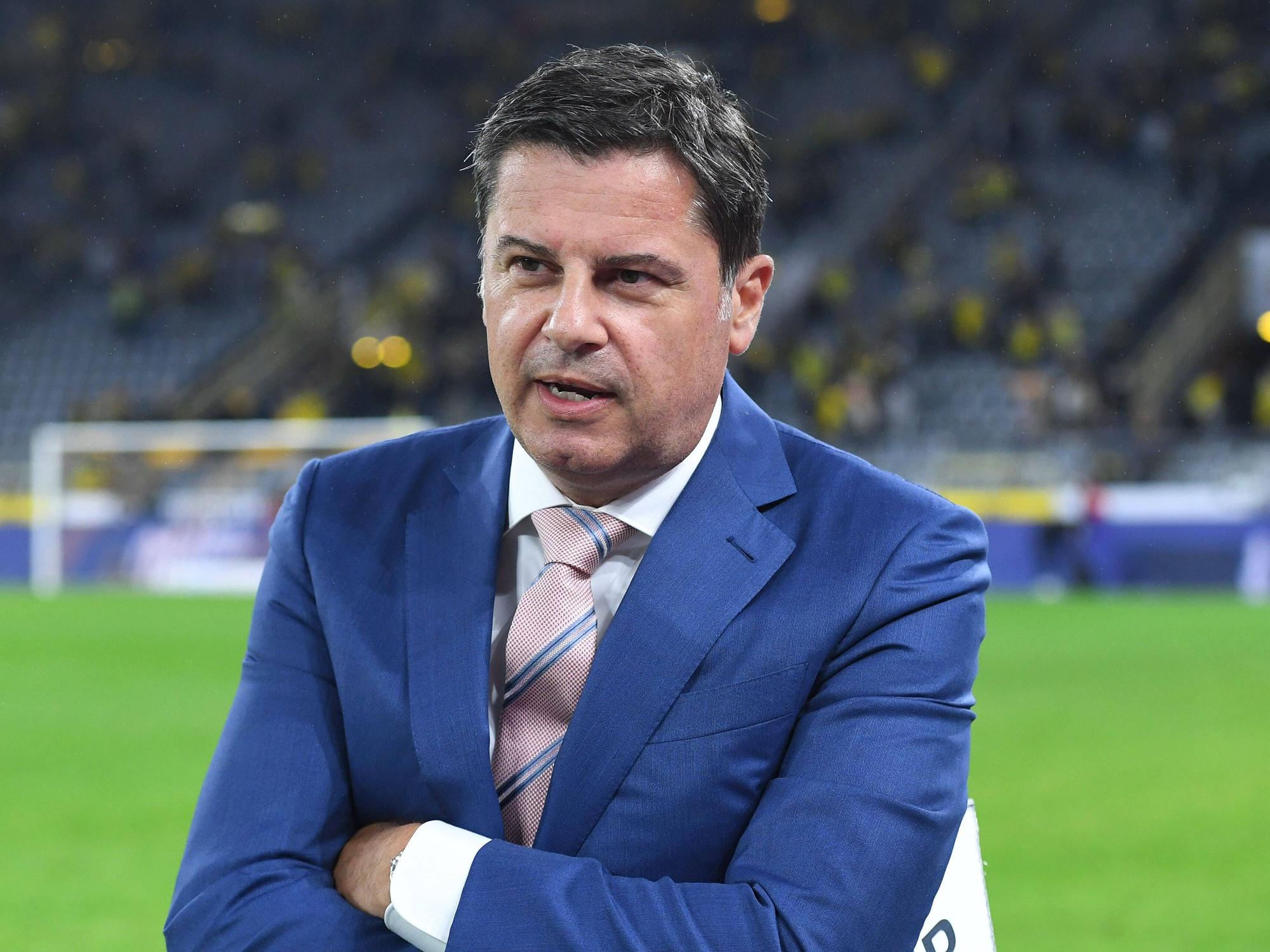 Christian Seifert im Anzug im Stadion.