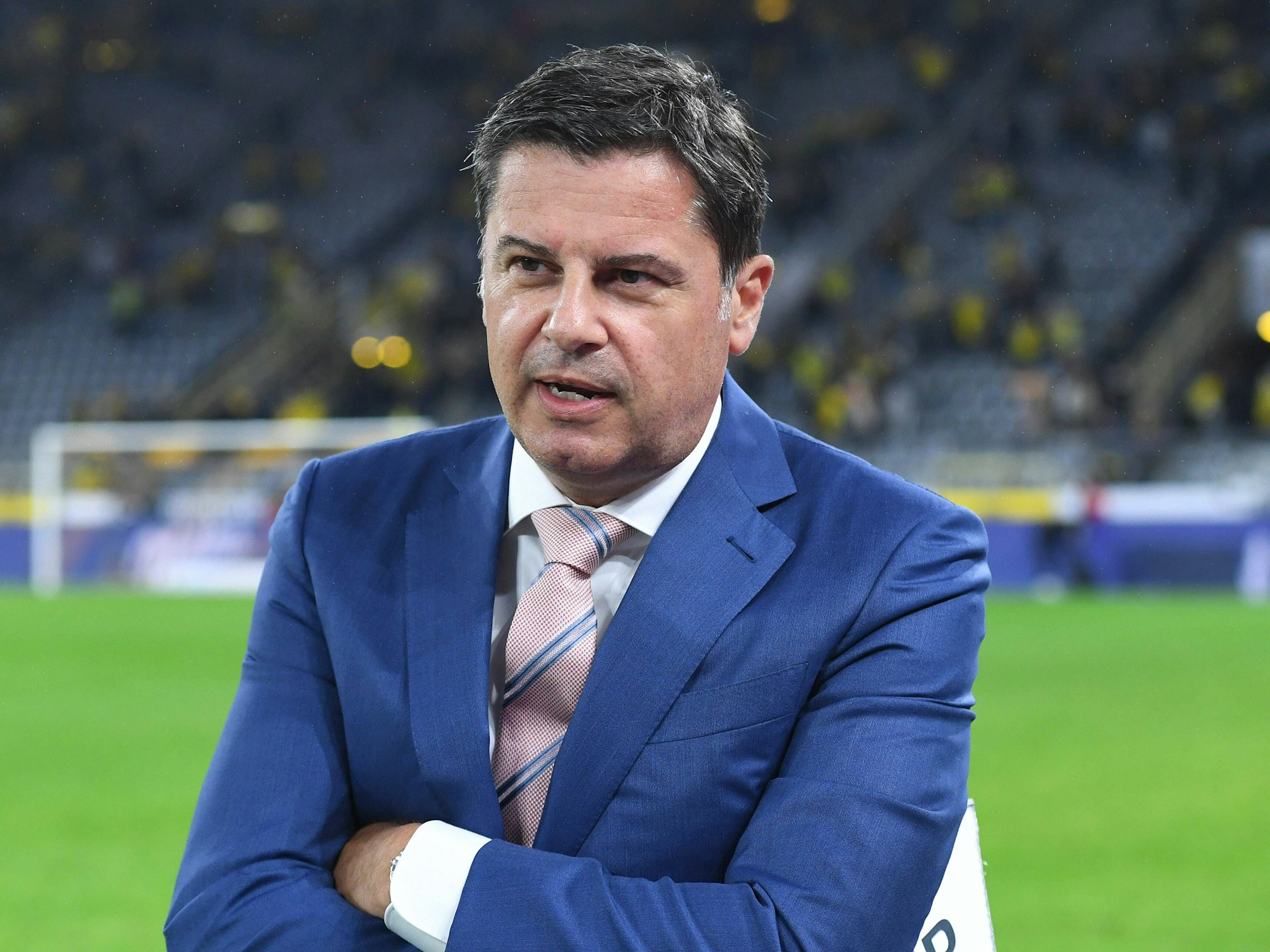 Christian Seifert im Anzug im Stadion.