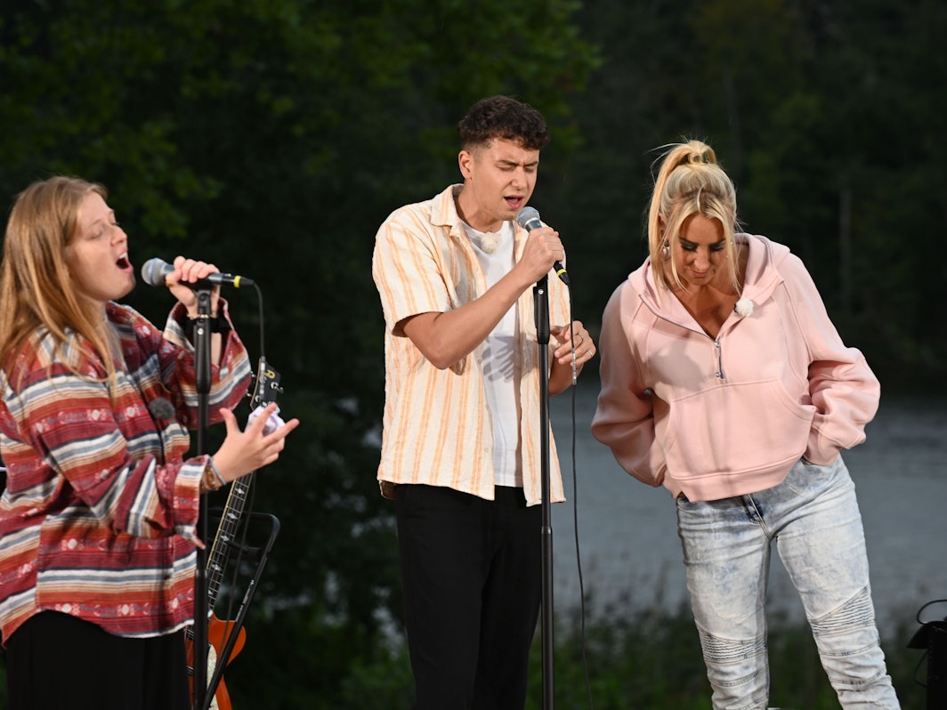 Sarah Connor (r.), hier bei Proben mit Sophie und Anton, ist ebenso wie die Zuschauer vom neuen Konzept bei „The Voice of Germany“ frustriert.