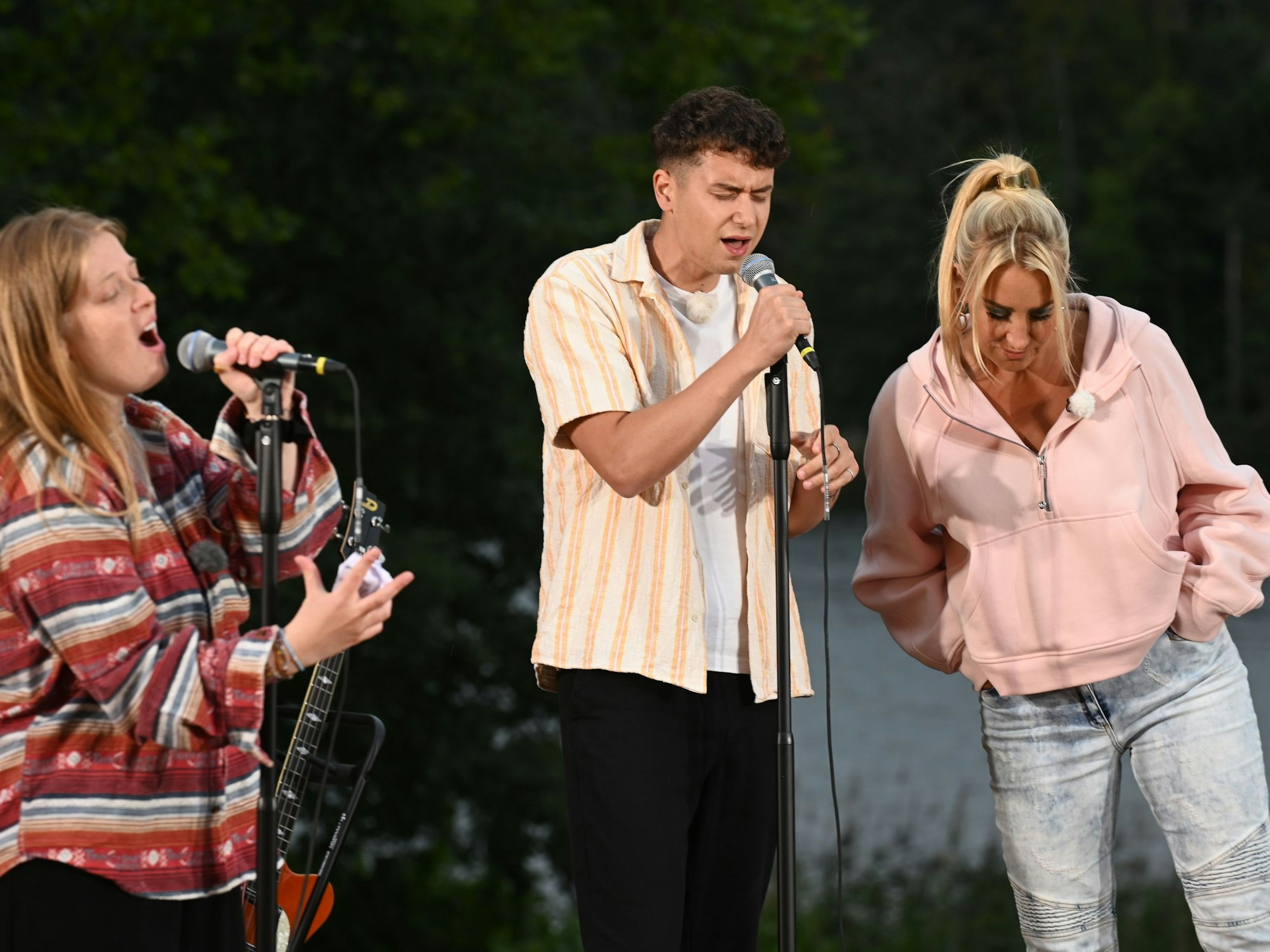 Sarah Connor (r.), hier bei Proben mit Sophie und Anton, ist ebenso wie die Zuschauer vom neuen Konzept bei „The Voice of Germany“ frustriert.