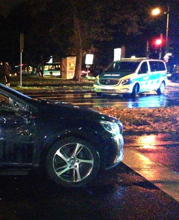 Auf dem Sachsenring ist es am Freitagabend (26. November) zu einem Unfall zwischen einer KVB-Bahn und einem Pkw gekommen.