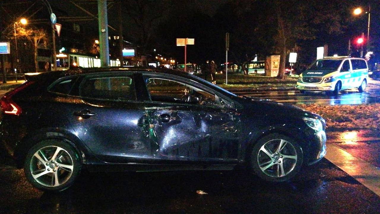 Auf dem Sachsenring ist es am Freitagabend (26. November) zu einem Unfall zwischen einer KVB-Bahn und einem Pkw gekommen.