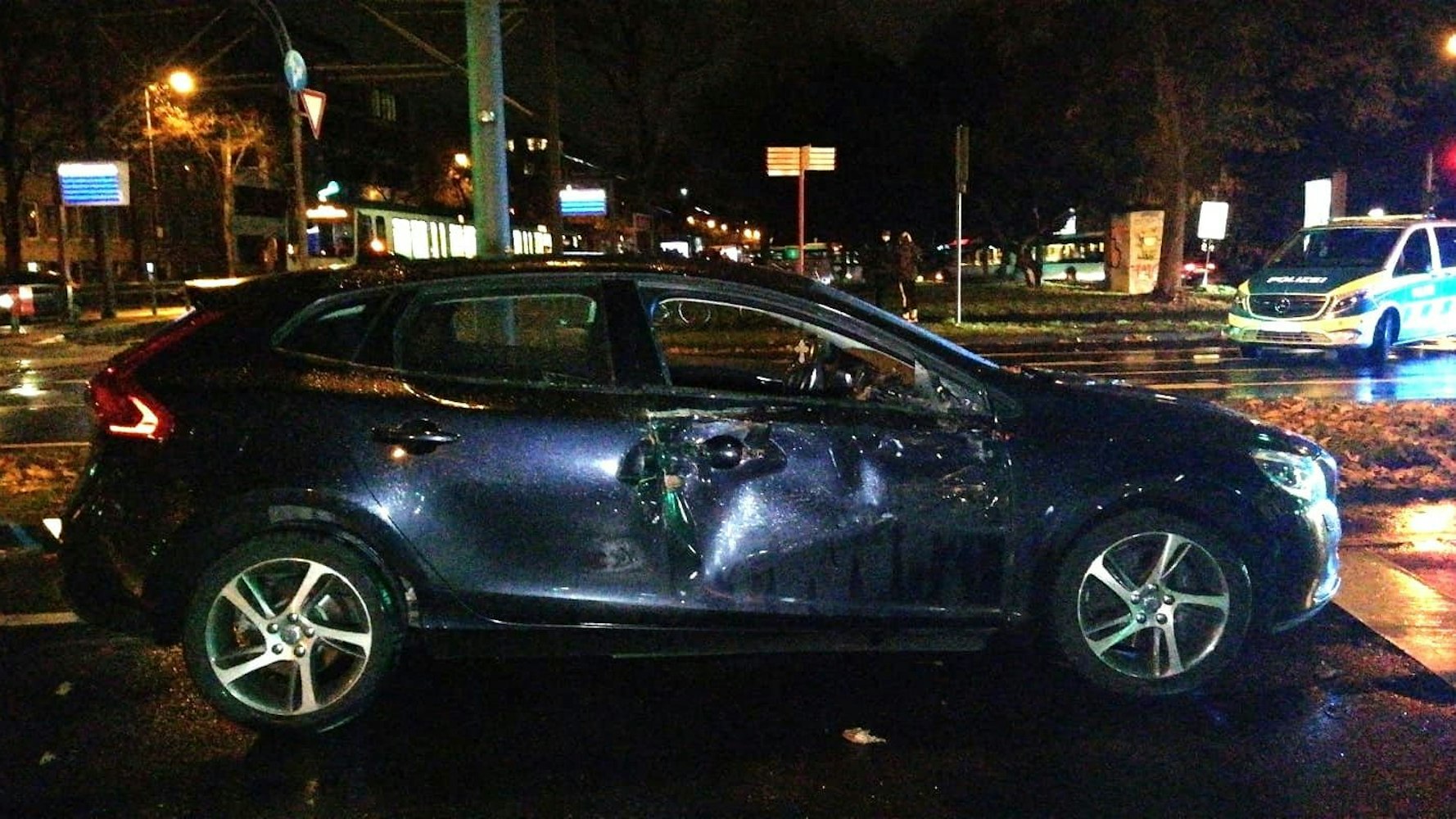 Auf dem Sachsenring ist es am Freitagabend (26. November) zu einem Unfall zwischen einer KVB-Bahn und einem Pkw gekommen.