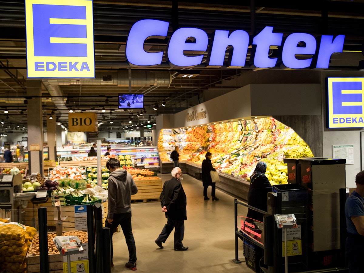 Kunden gehen durch die Obst- und Gemüseabteilung in der Edeka-Filiale in der Rindermarkthalle.