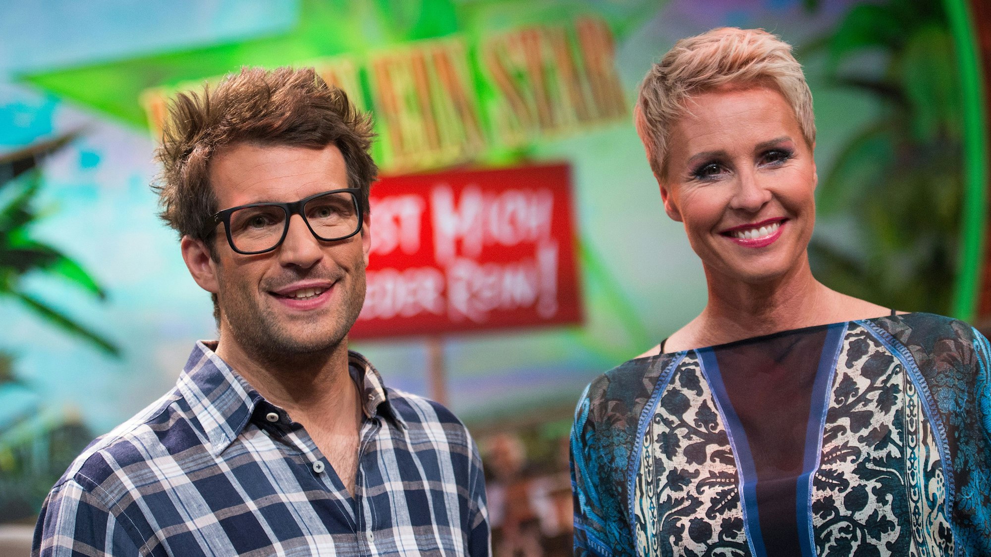 Die Moderatoren Sonja Zietlow und Daniel Hartwich lächeln nach der RTL-Show «Ich bin ein Star - Lasst mich wieder rein!». Das RTL-Dschungelcamp startet im Januar diesmal in Südafrika.(zu dpa "RTL schickt seine Dschungel-Promis diesmal nach Südafrika") +++ dpa-Bildfunk +++