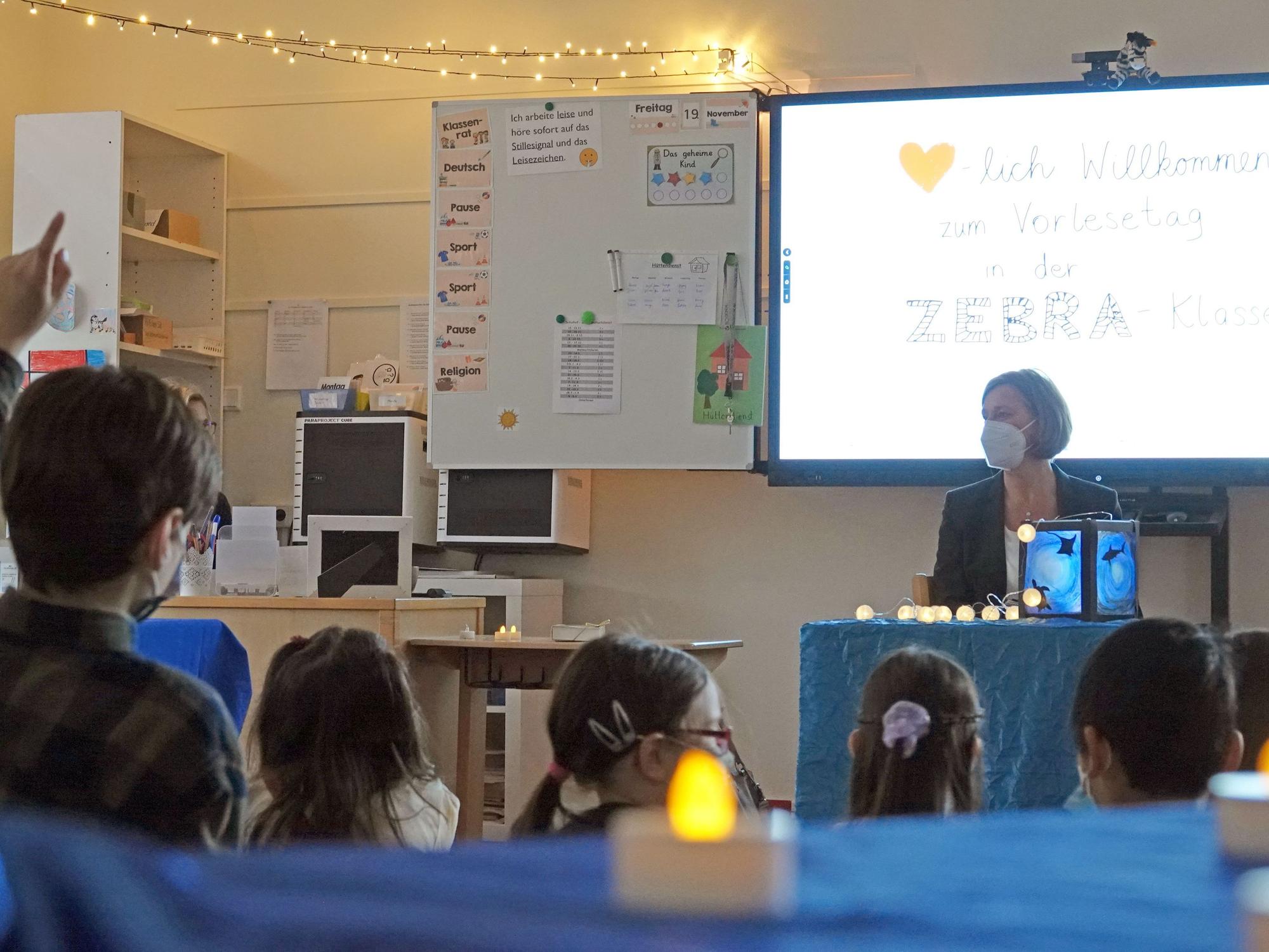 NRW-Bildungsministerin Yvonne Gebauer (FDP) sitzt vor einer 4. Klasse der Brüder Grimm-Schule in Meerbusch bei Düsseldorf und liest vor.