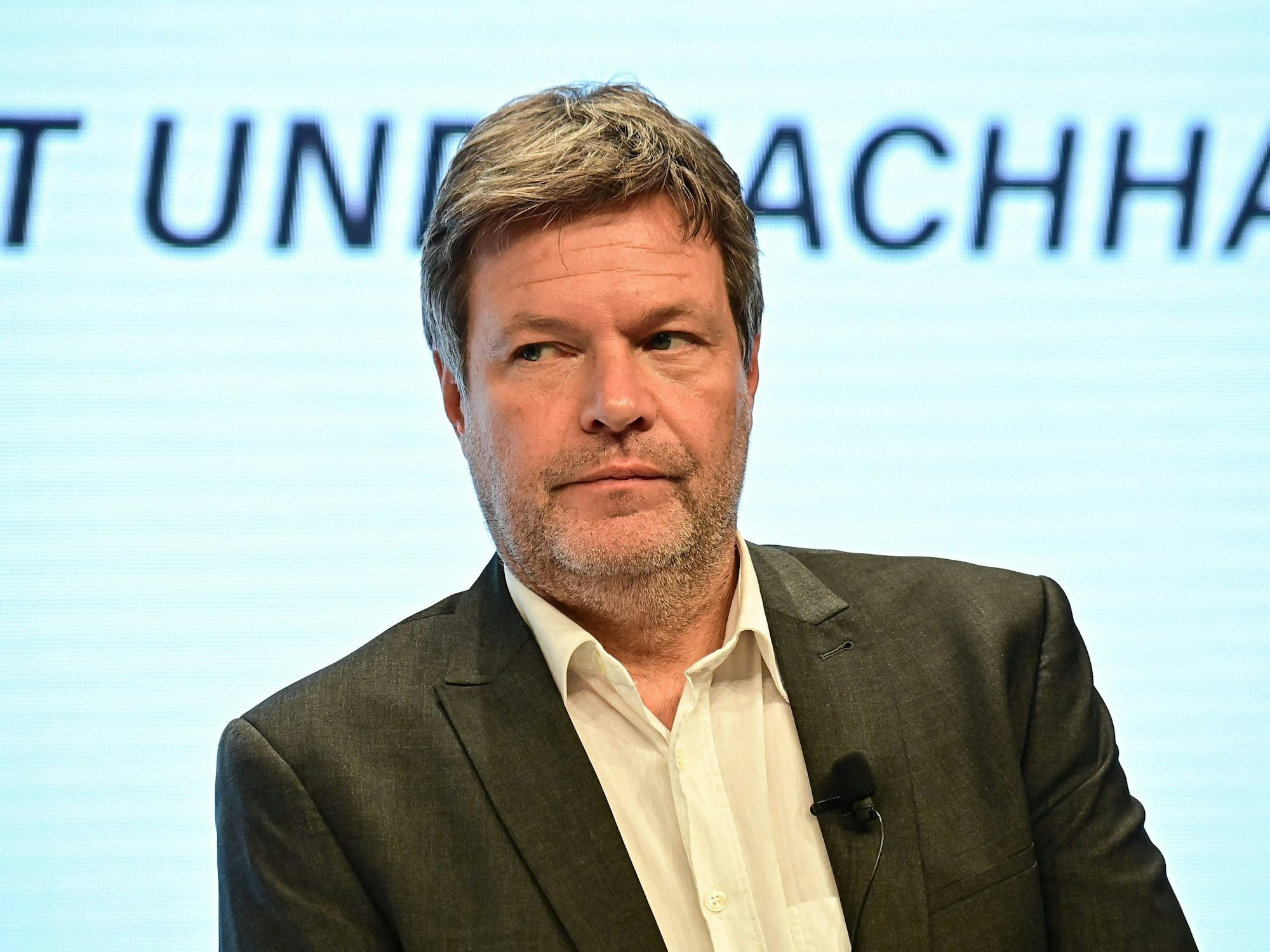 Robert Habeck umschrieb am Donnerstagabend, 25. November 2021, bei „Maybrit Illner“ mit drastischen Worten den Ernst der Lage. Das Foto entstand am 24. November 2021 auf einer Pressekonferenz in Berlin.