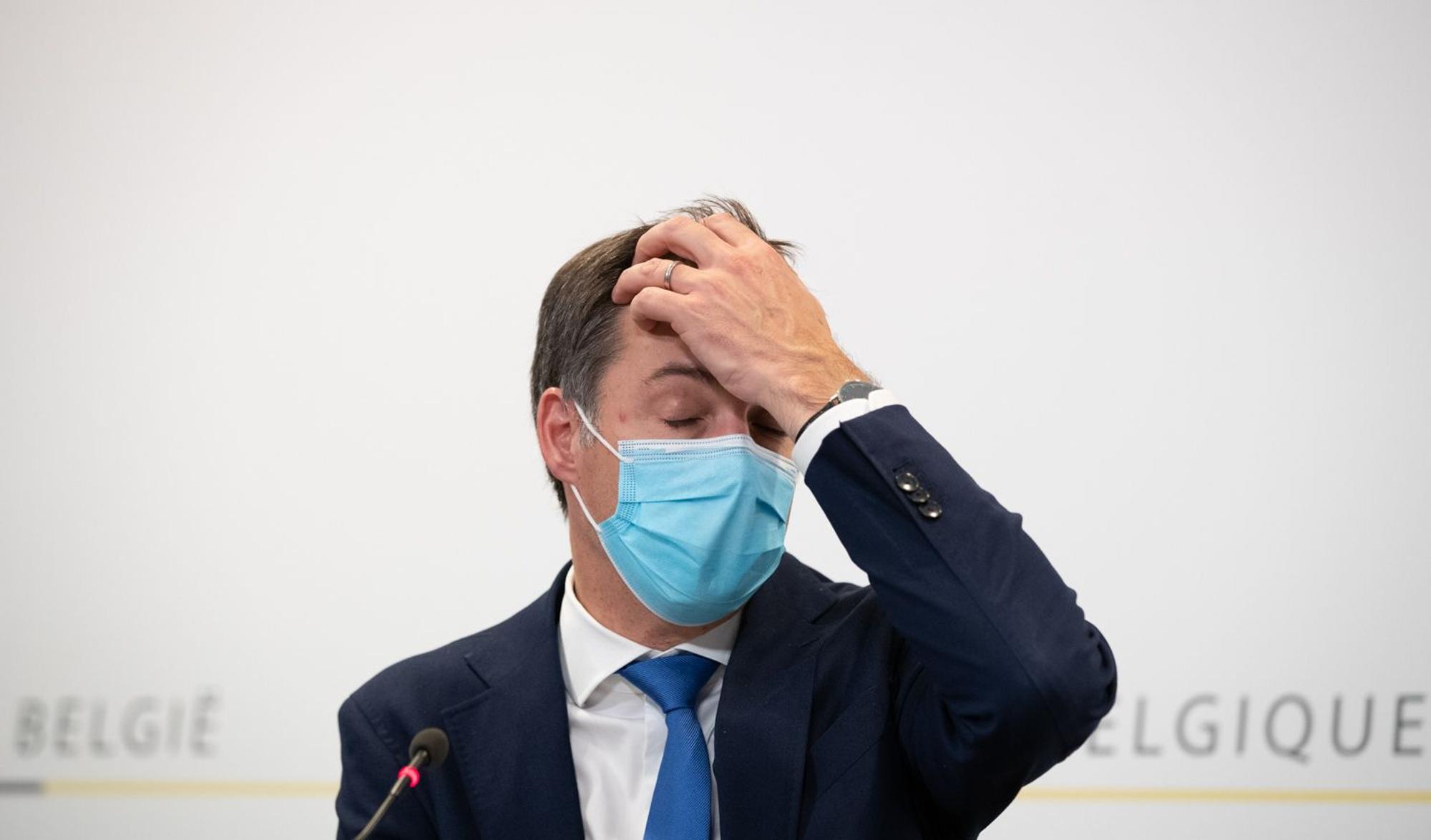 Alexander De Croo, Premierminister von Belgien, gestikuliert während einer Pressekonferenz nach einer Sitzung des beratenden Ausschusses mit Ministern der föderalen Regierung, der regionalen Regierungen und der Gemeinschaftsregierungen. Mit verschärften Corona-Maßnahmen will Belgien einen neuen Lockdown verhindern. +++ dpa-Bildfunk +++