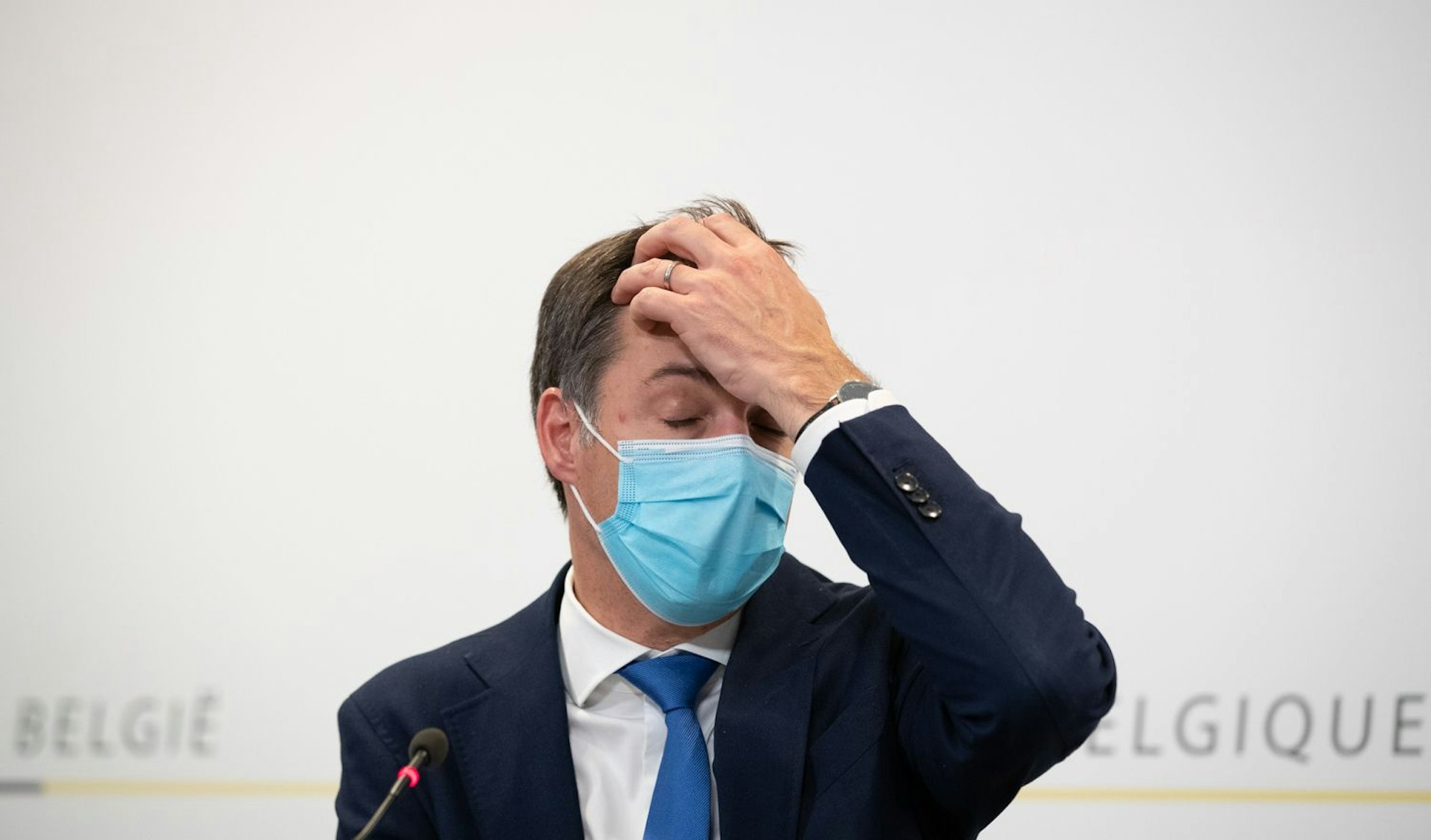 Alexander De Croo, Premierminister von Belgien, gestikuliert während einer Pressekonferenz nach einer Sitzung des beratenden Ausschusses mit Ministern der föderalen Regierung, der regionalen Regierungen und der Gemeinschaftsregierungen. Mit verschärften Corona-Maßnahmen will Belgien einen neuen Lockdown verhindern. +++ dpa-Bildfunk +++