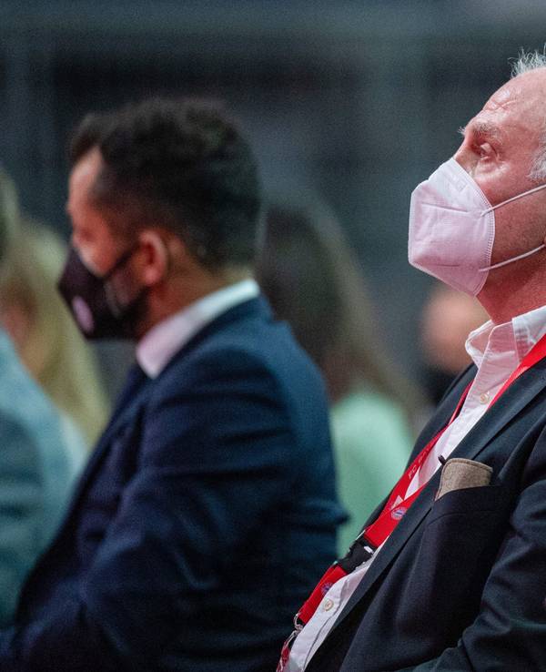 Ehrenpräsident Uli Hoeneß (m.) bei der Jahreshauptversammlung des FC Bayern München