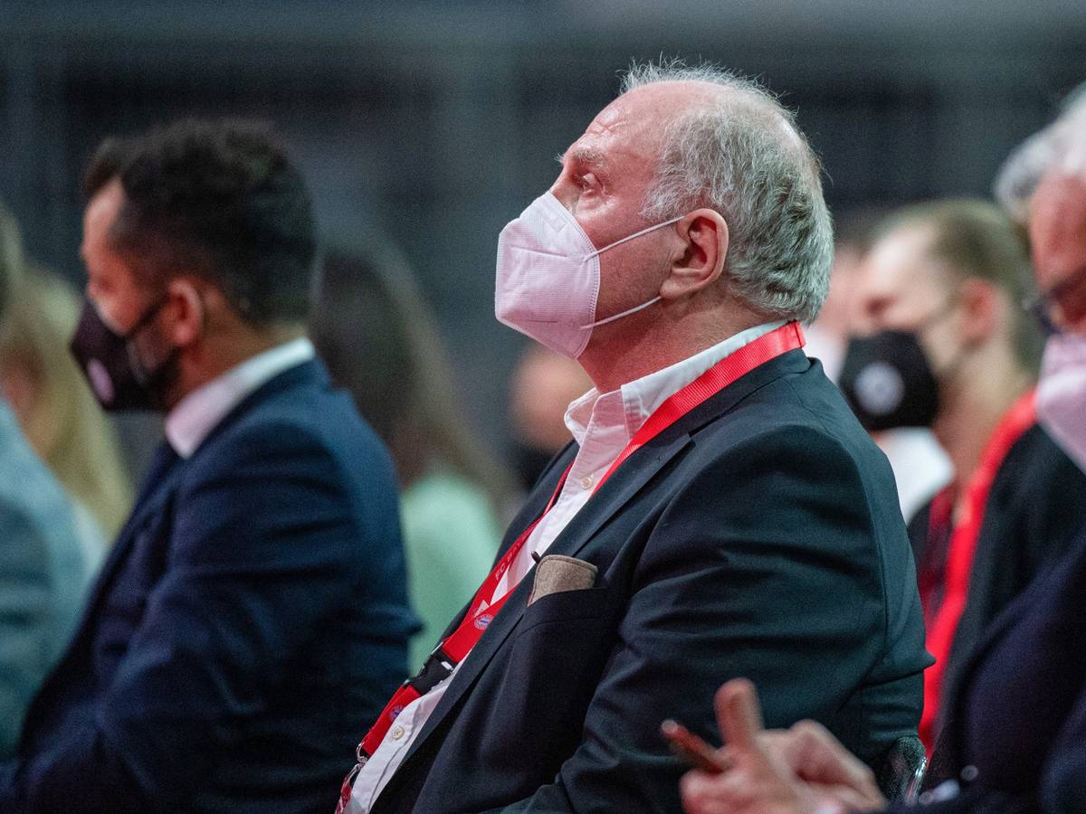 Ehrenpräsident Uli Hoeneß (m.) bei der Jahreshauptversammlung des FC Bayern München