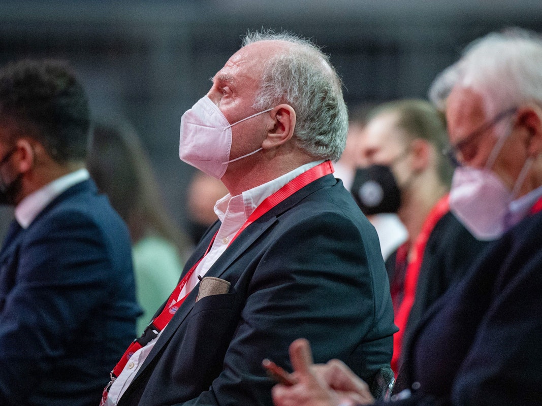 Ehrenpräsident Uli Hoeneß (m.) bei der Jahreshauptversammlung des FC Bayern München