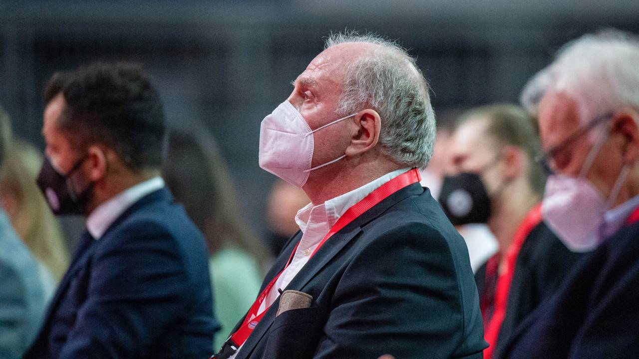Ehrenpräsident Uli Hoeneß (m.) bei der Jahreshauptversammlung des FC Bayern München