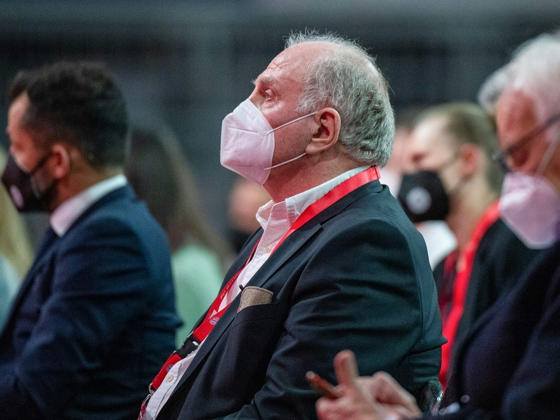 Uli Hoeneß, Ehrenpräsident des FC Bayern München, verfolgt die Jahreshauptversammlung.