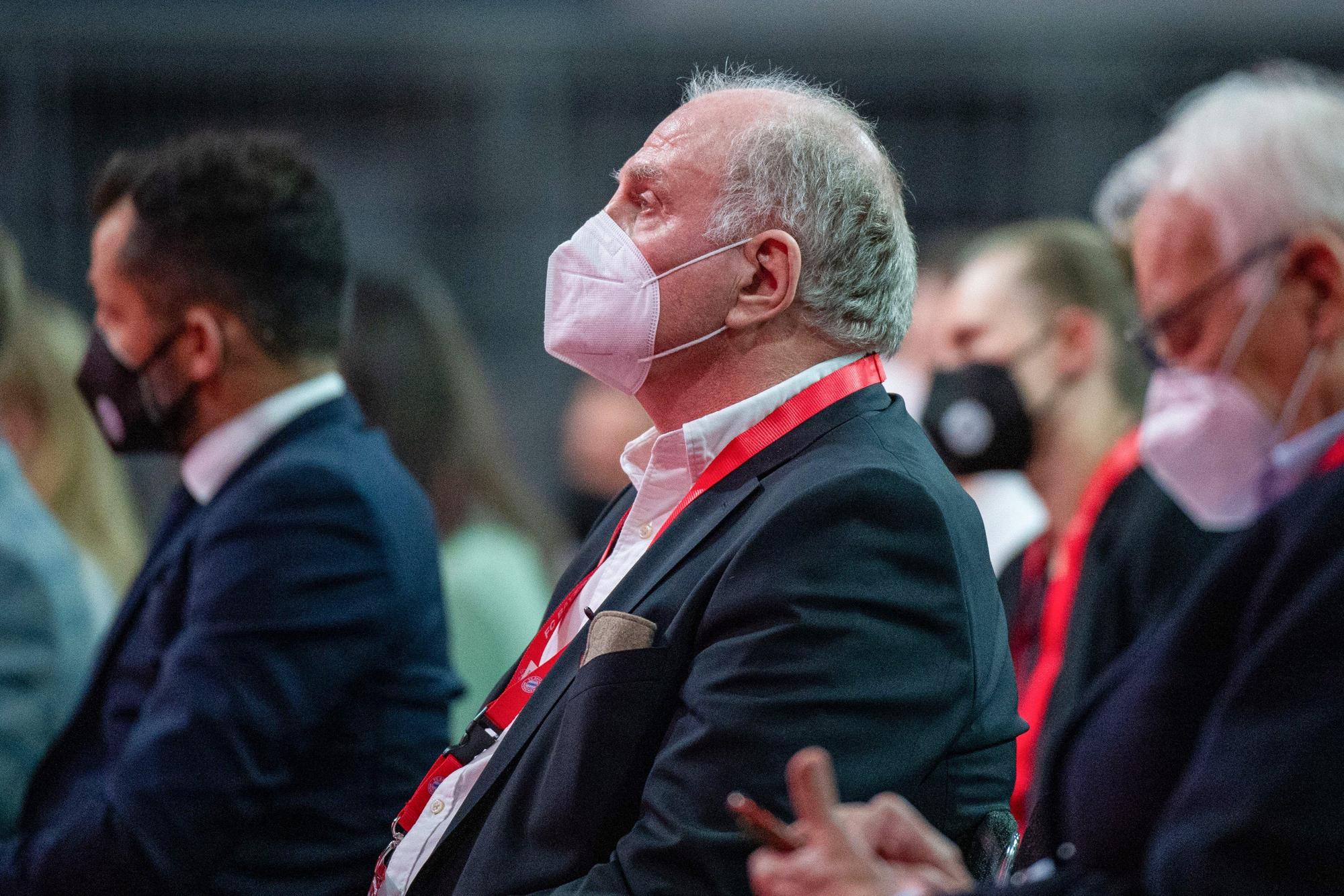 Uli Hoeness steht bei der Jahreshauptversammlung in einer Halle.
