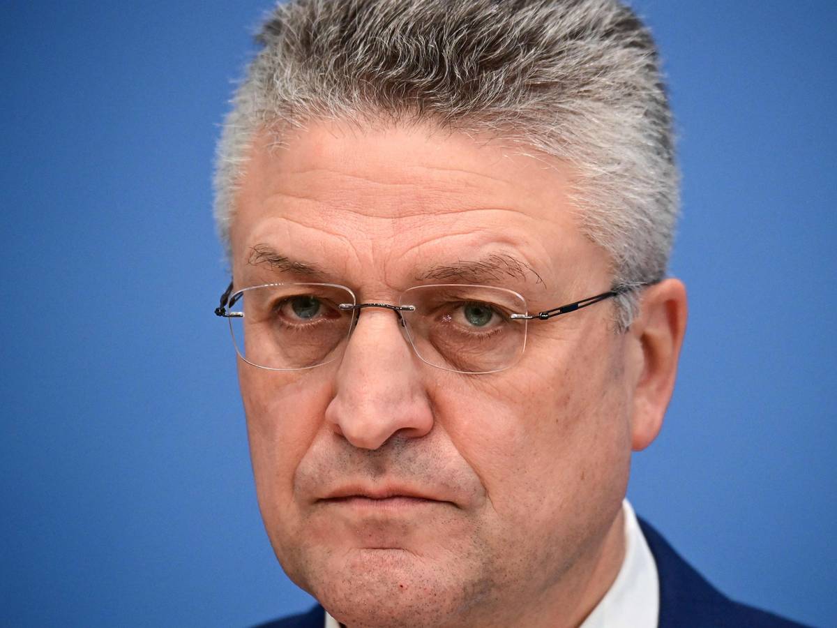 Lothar Wieler, Chef des Robert-Koch-Instituts, bei einer Pressekonferenz am 26. November 2021.