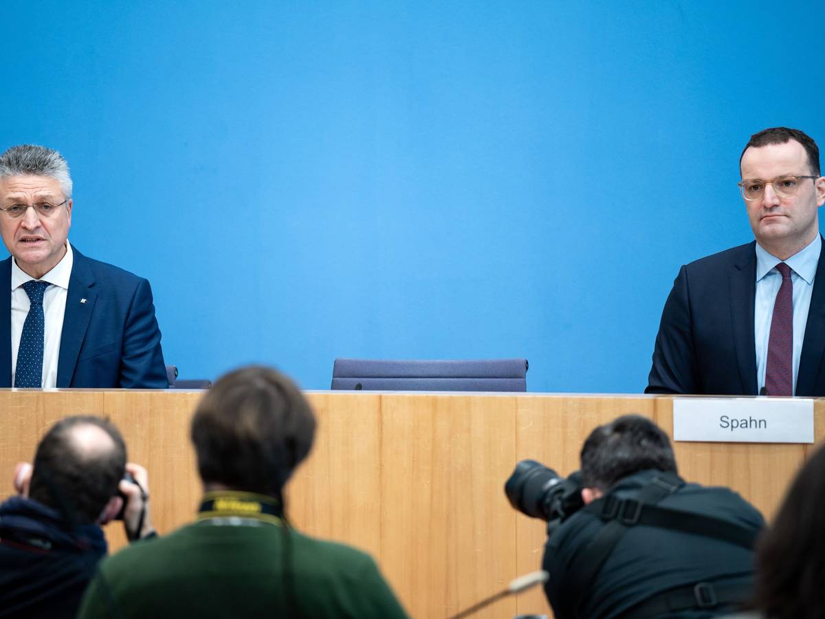 Jens Spahn (r, CDU), geschäftsführender Bundesgesundheitsminister, und Lothar H. Wieler, Präsident des Robert Koch-Instituts (RKI), äußern sich in der Bundespressekonferenz am 26.11.2021 zur aktuellen Lage der Corona-Pandemie.