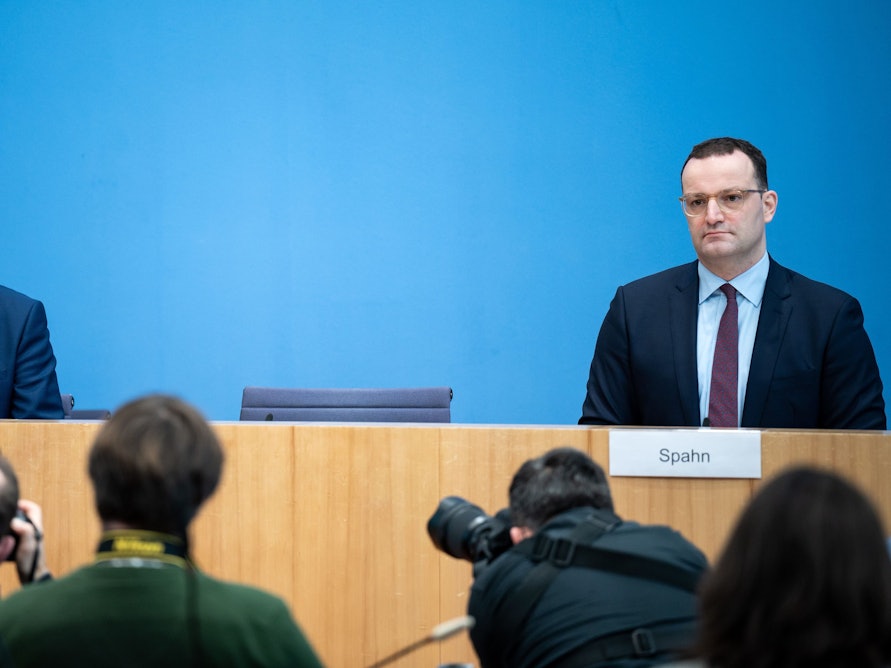 Jens Spahn (r, CDU), geschäftsführender Bundesgesundheitsminister, und Lothar H. Wieler, Präsident des Robert Koch-Instituts (RKI), äußern sich in der Bundespressekonferenz am 26.11.2021 zur aktuellen Lage der Corona-Pandemie.