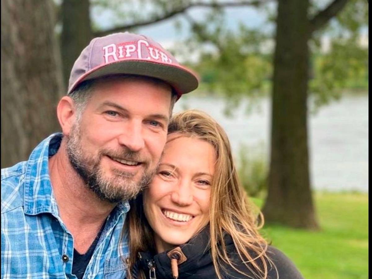 Schauspieler Simon Böer und Ehefrau Anne lächeln in die Kamera.