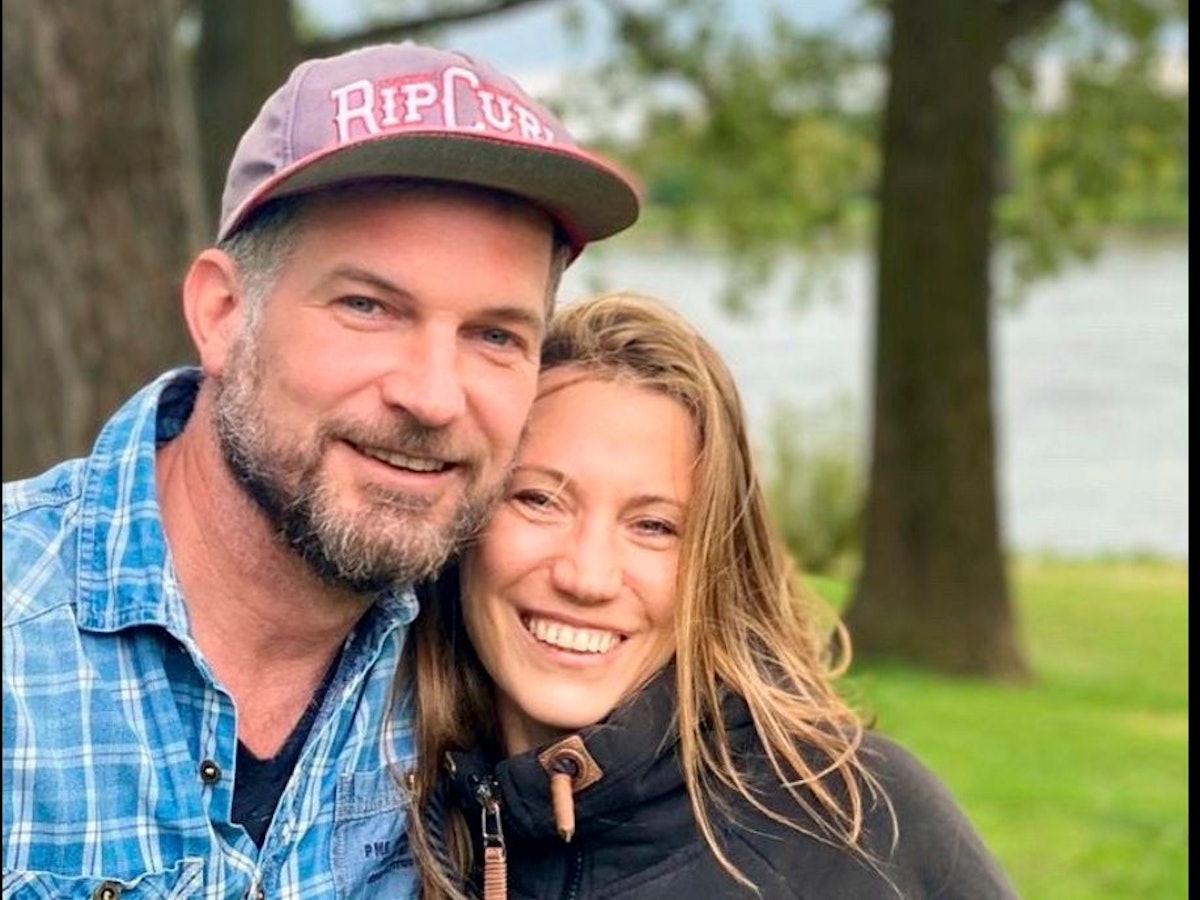 Schauspieler Simon Böer und Ehefrau Anne lächeln in die Kamera.