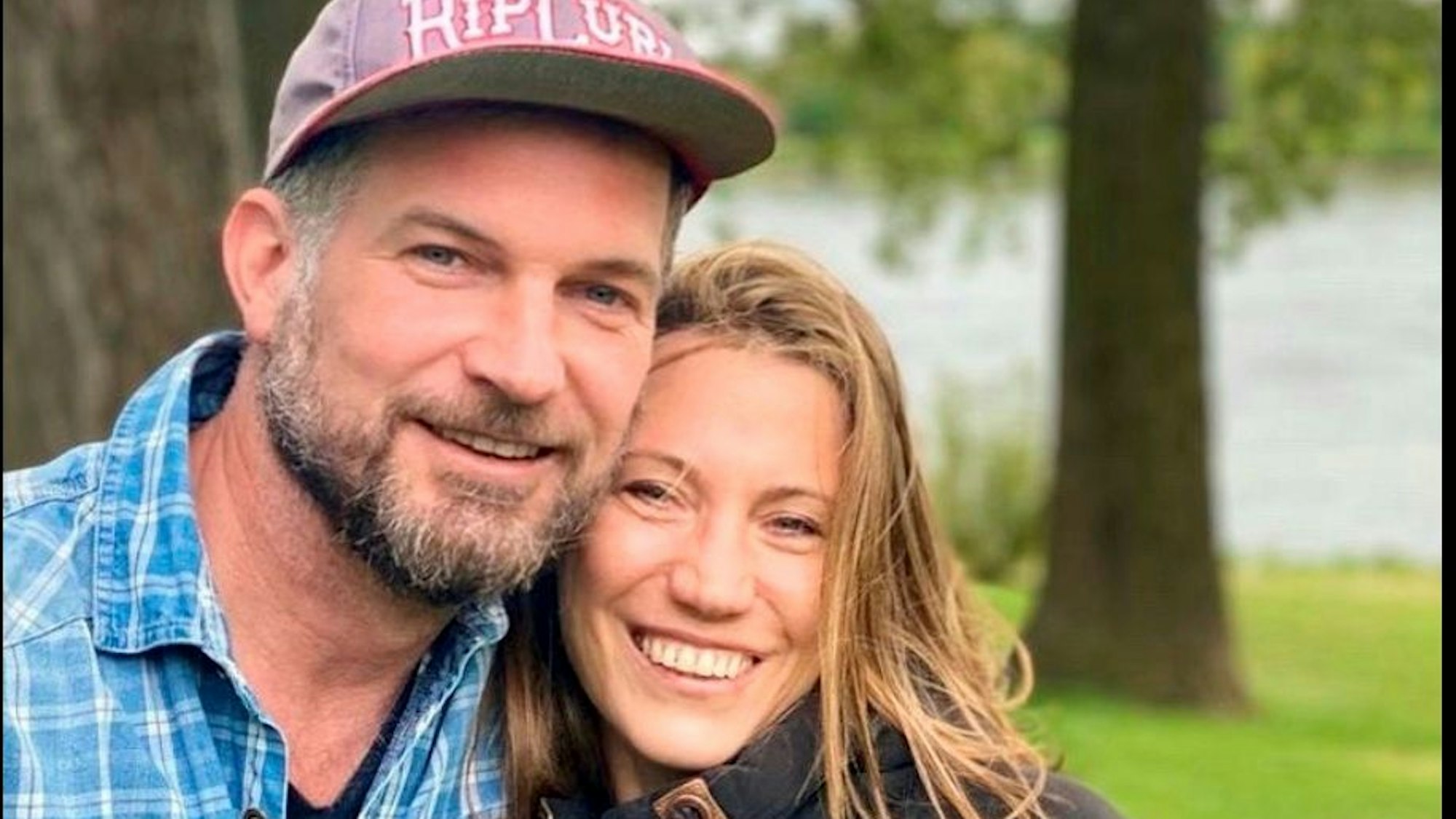 Schauspieler Simon Böer und Ehefrau Anne lächeln in die Kamera.