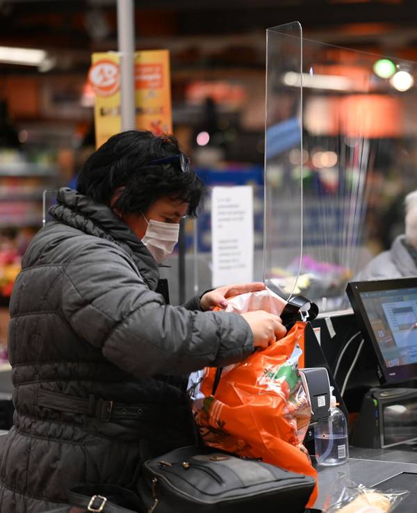 Kunden mit Mundschutz kaufen in einem Supermarkt ein. Symbolfoto von November 2021.