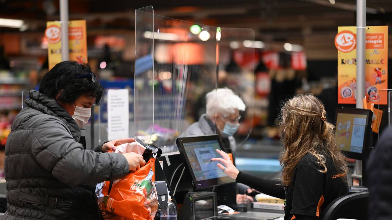 Kunden mit Mundschutz kaufen in einem Supermarkt ein. Symbolfoto von November 2021.