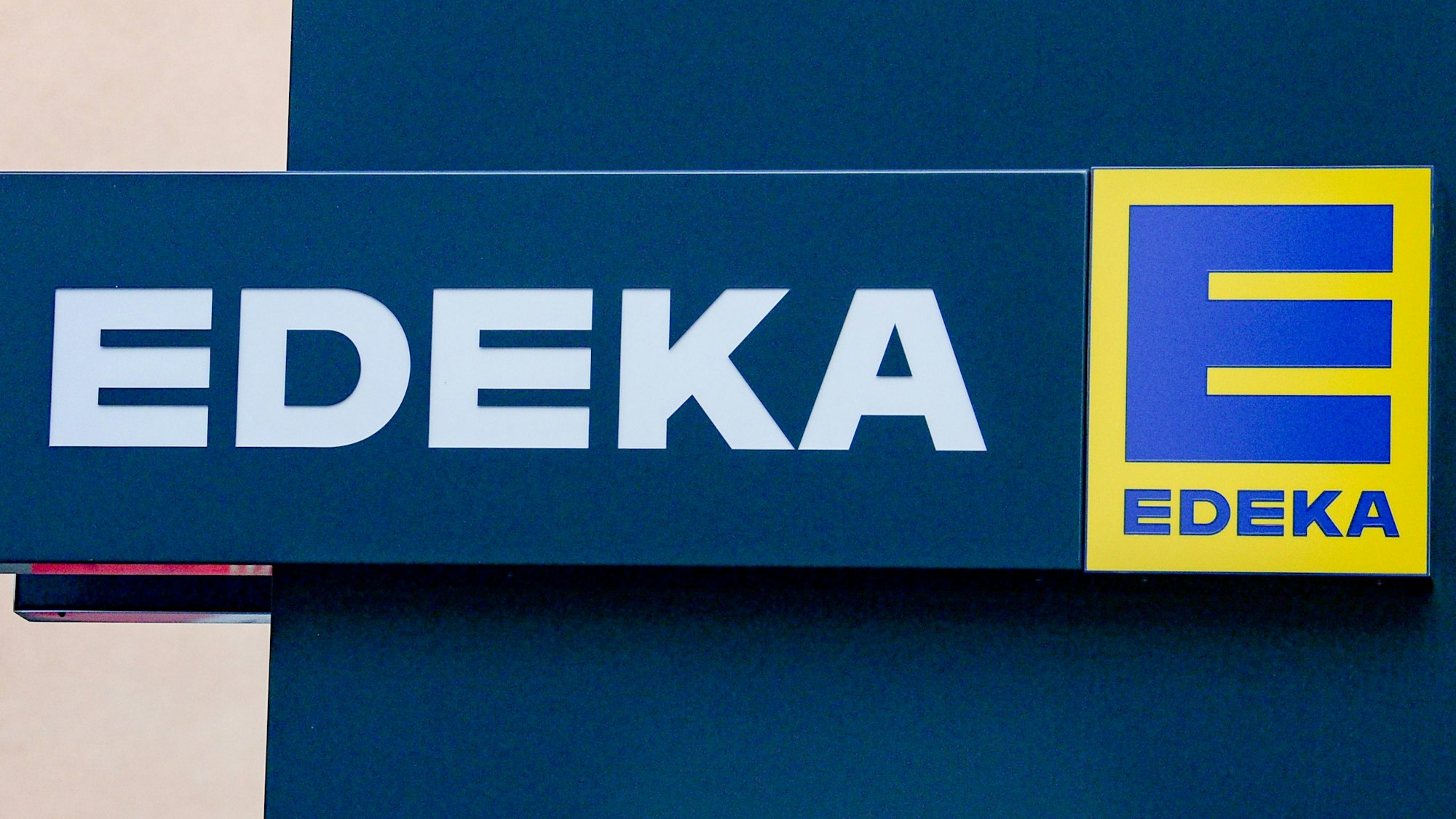 Das Logo von Edeka Ende 2020 in Berlin. Die Edeka-Gruppe ist Deutschlands größter Lebensmittelhändler.