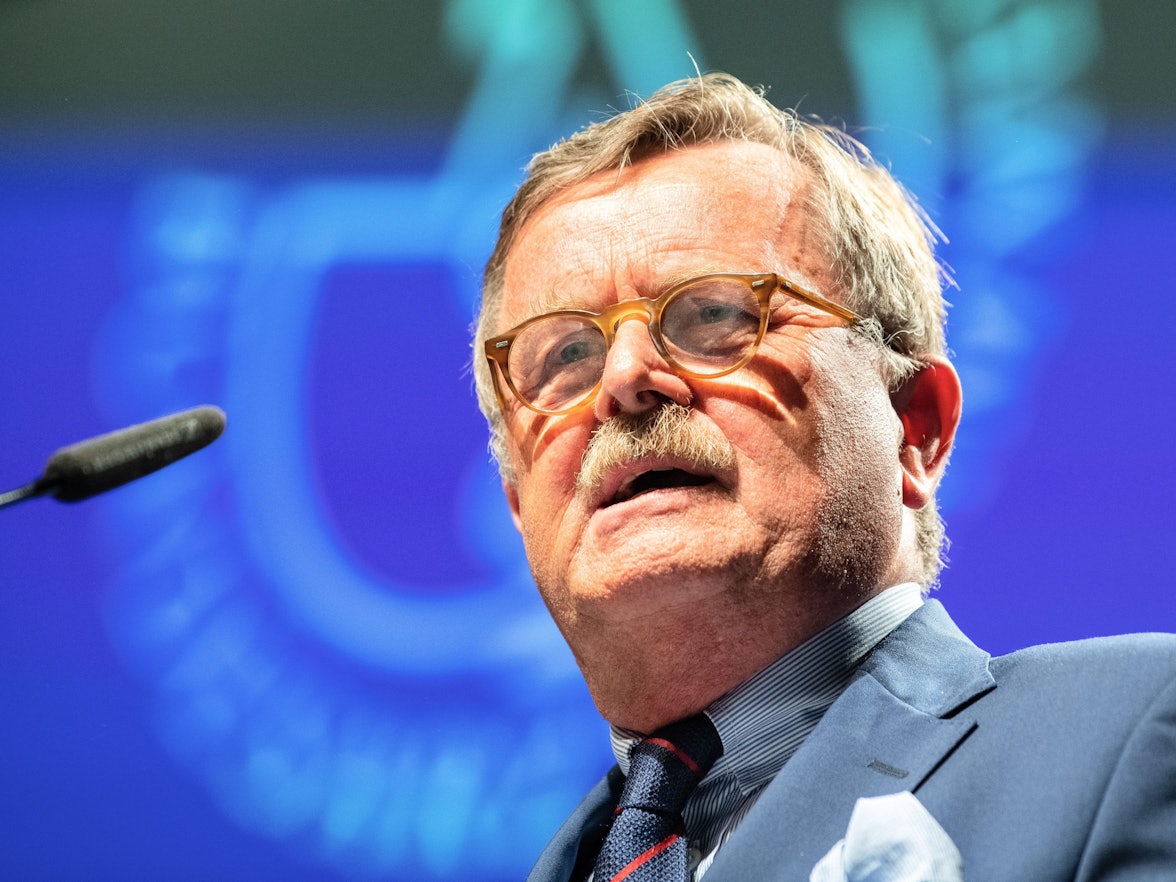 Frank Ulrich Montgomery, Präsident der Bundesärztekammer und des Deutschen Ärztetages (hier zu Beginn des 122. Deutschen Ärztetages am 28. Mai 2019) sagt: Montgomery schlägt Alarm: „Wir alle bereiten uns auf eine Triage vor.“