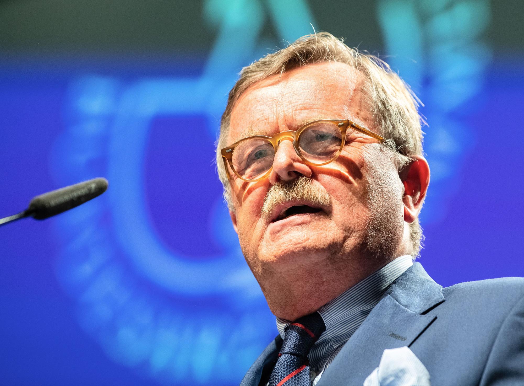 Frank Ulrich Montgomery, Präsident der Bundesärztekammer und des Deutschen Ärztetages (hier zu Beginn des 122. Deutschen Ärztetages am 28. Mai 2019) sagt: Montgomery schlägt Alarm: „Wir alle bereiten uns auf eine Triage vor.“