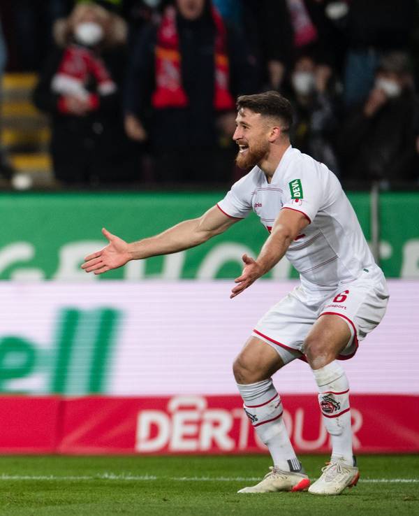 Salih Özcan feiert mit Torschütze Dejan Ljubicic am 27. November 2021 beim Derbysieg gegen Borussia Mönchengladbach.
