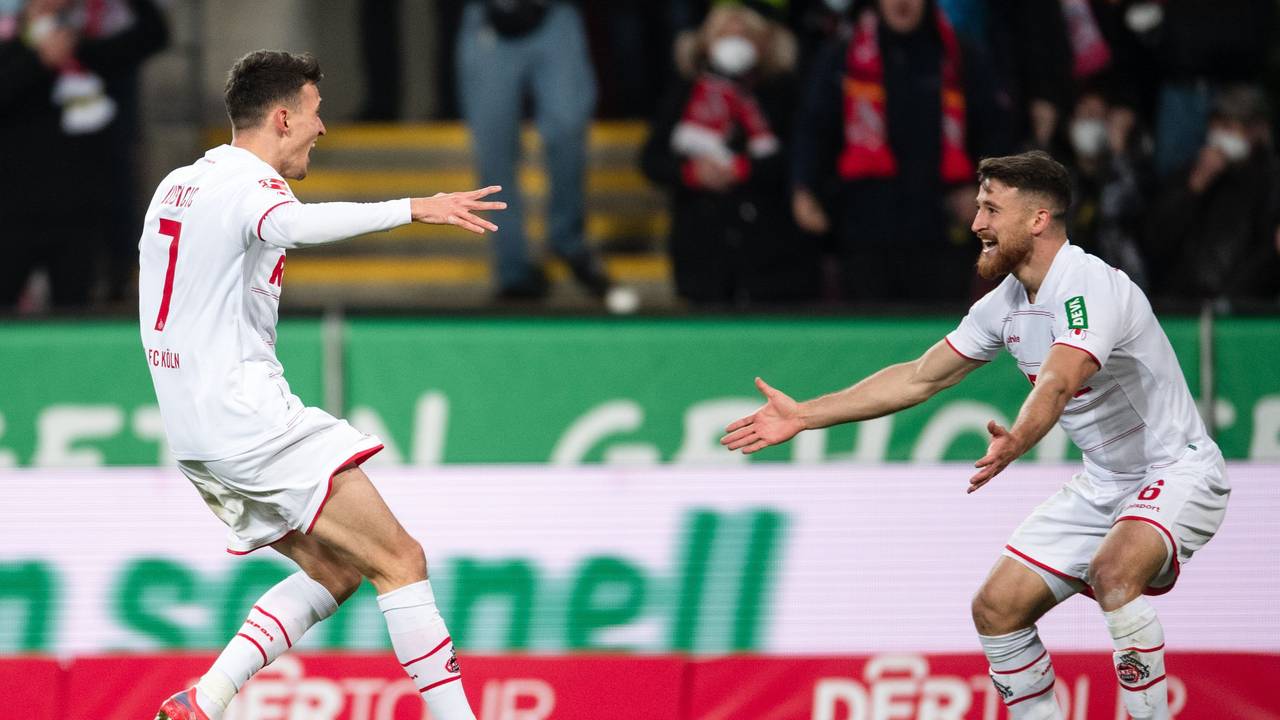 Salih Özcan feiert mit Torschütze Dejan Ljubicic am 27. November 2021 beim Derbysieg gegen Borussia Mönchengladbach.