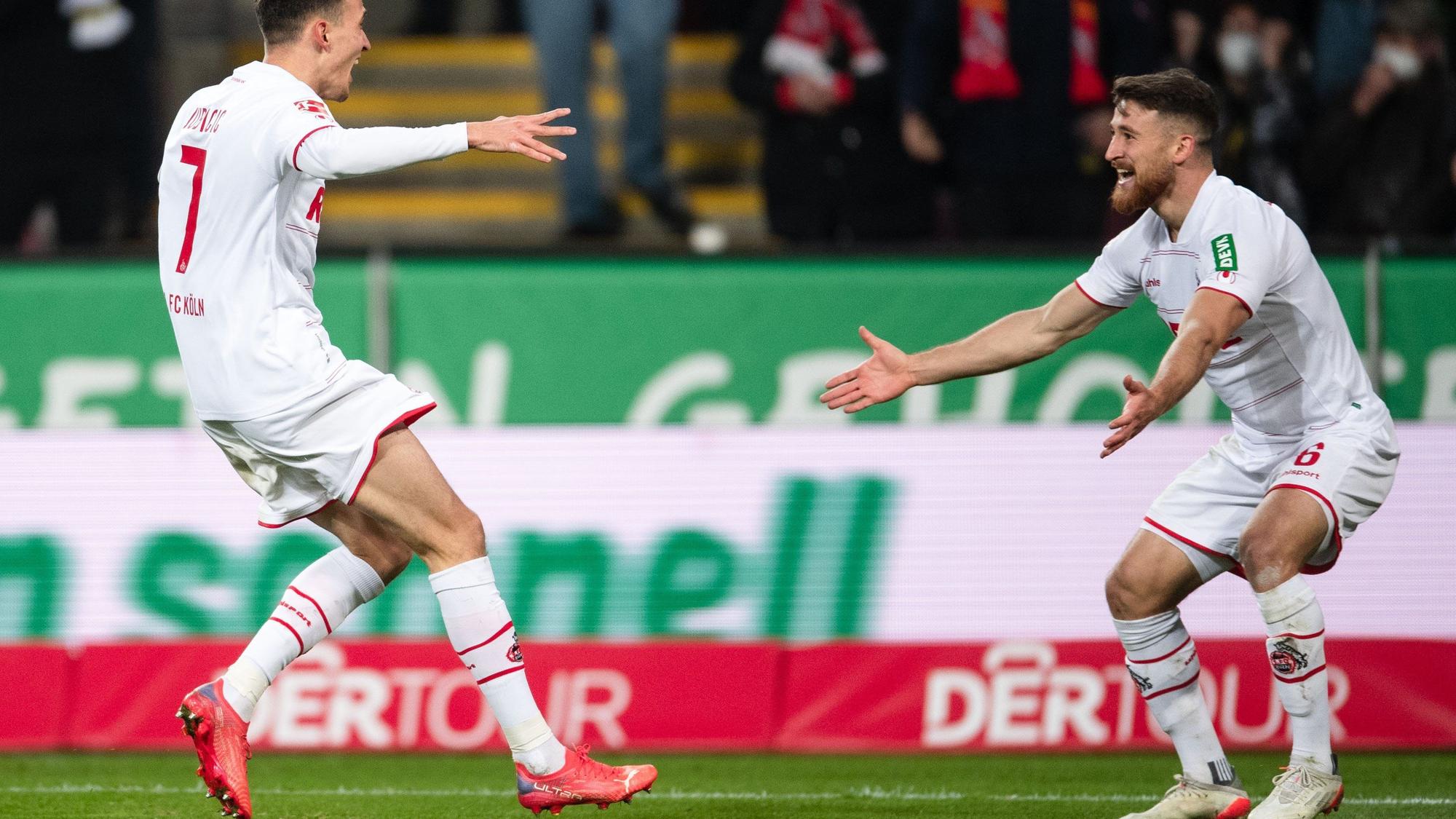 Salih Özcan feiert mit Torschütze Dejan Ljubicic am 27. November 2021 beim Derbysieg gegen Borussia Mönchengladbach.