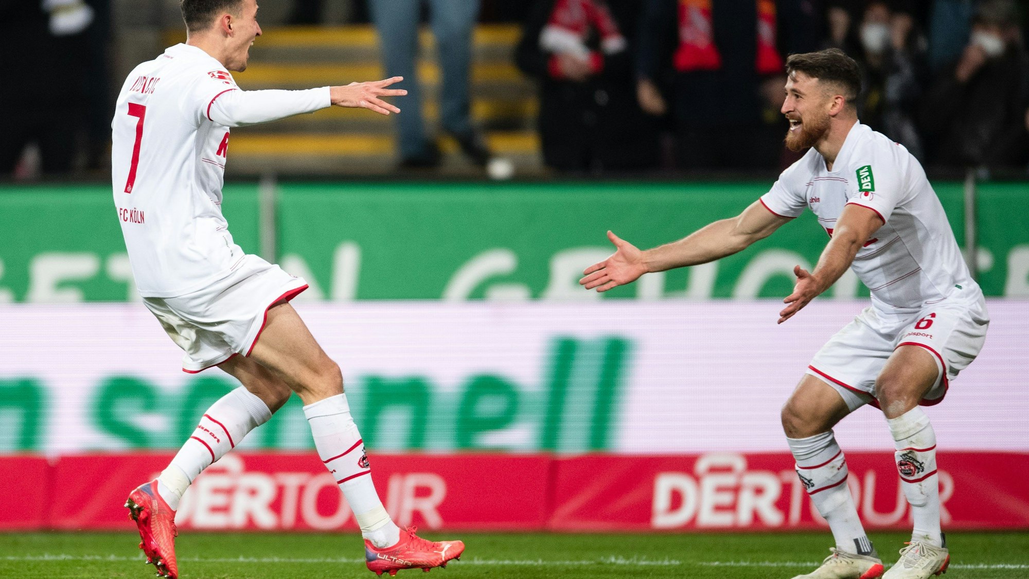 Salih Özcan feiert mit Torschütze Dejan Ljubicic am 27. November 2021 beim Derbysieg gegen Borussia Mönchengladbach.