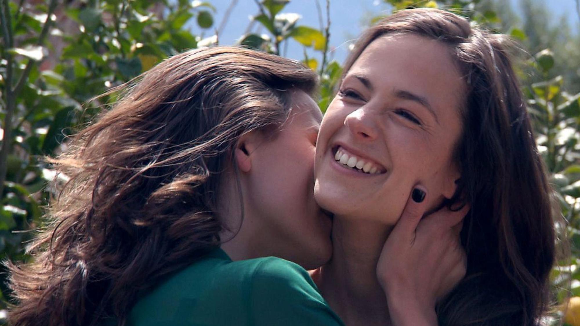 Heiße Szenen bei „Princess Charming“: Kati schnüffelt sehr intensiv an Irinas Hals.
