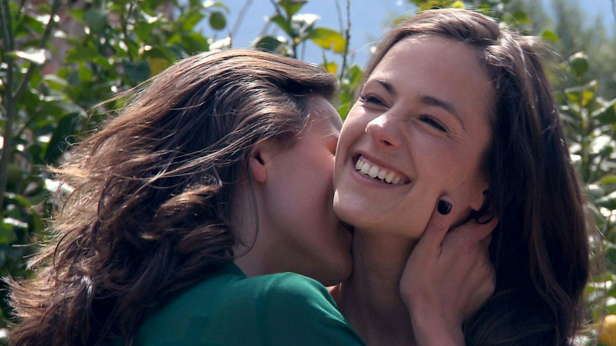 Heiße Szenen bei „Princess Charming“: Kati schnüffelt sehr intensiv an Irinas Hals.