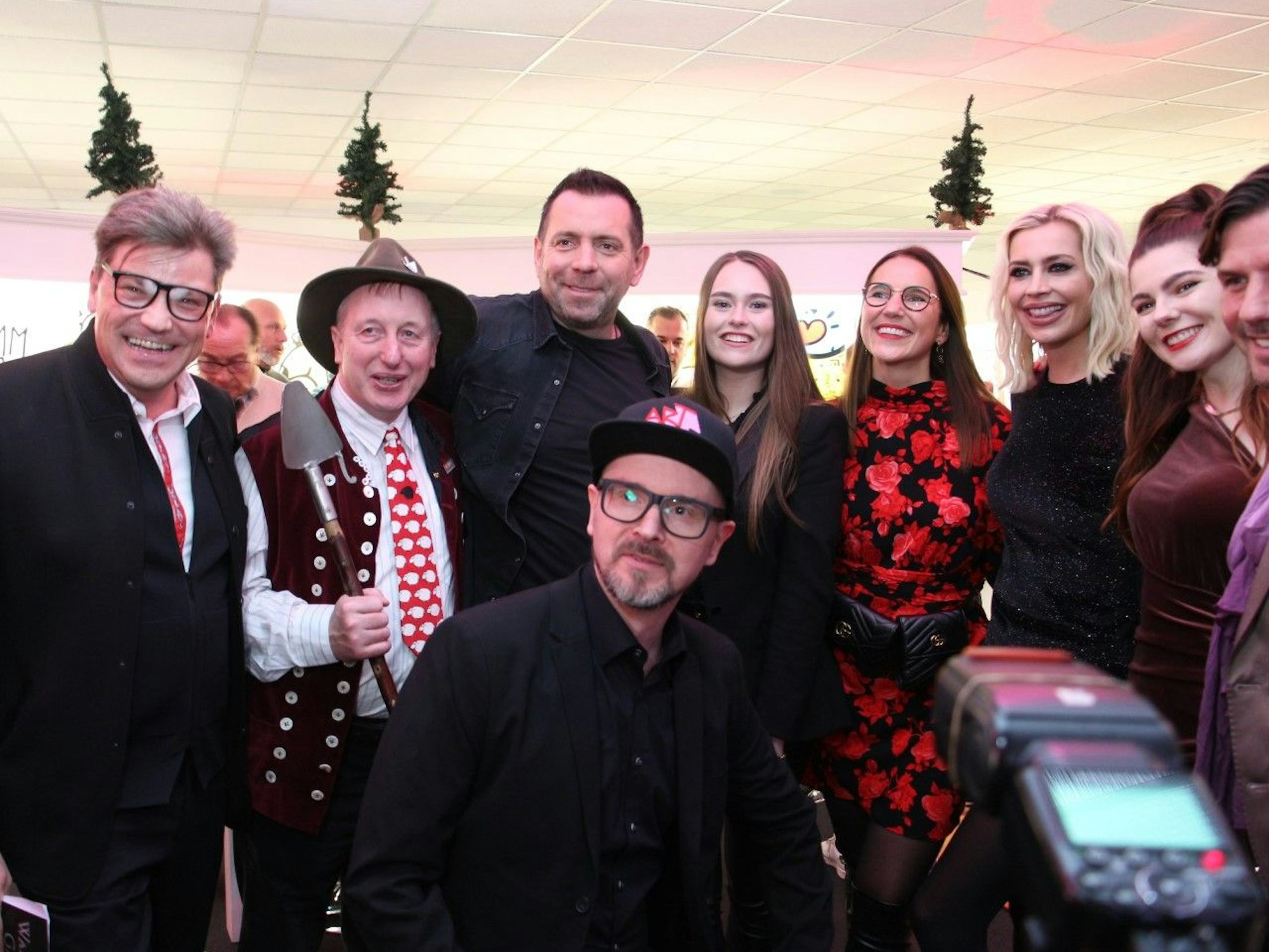 Gruppenbild bei der Ausstellung von Jürgen Kadel.