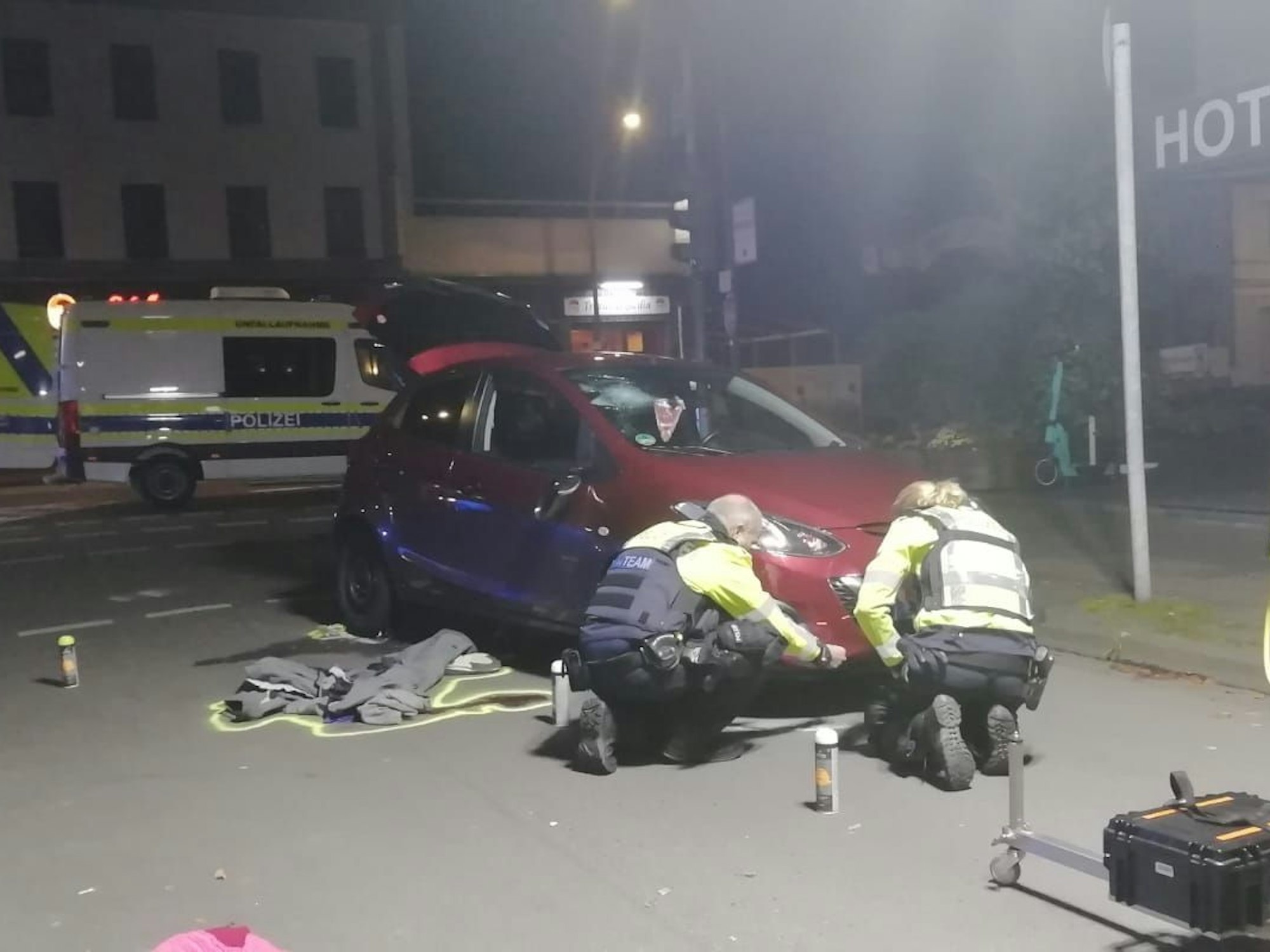 Bei dem Unfall in Köln-Wahnheide ist ein Mensch schwer verletzt worden.