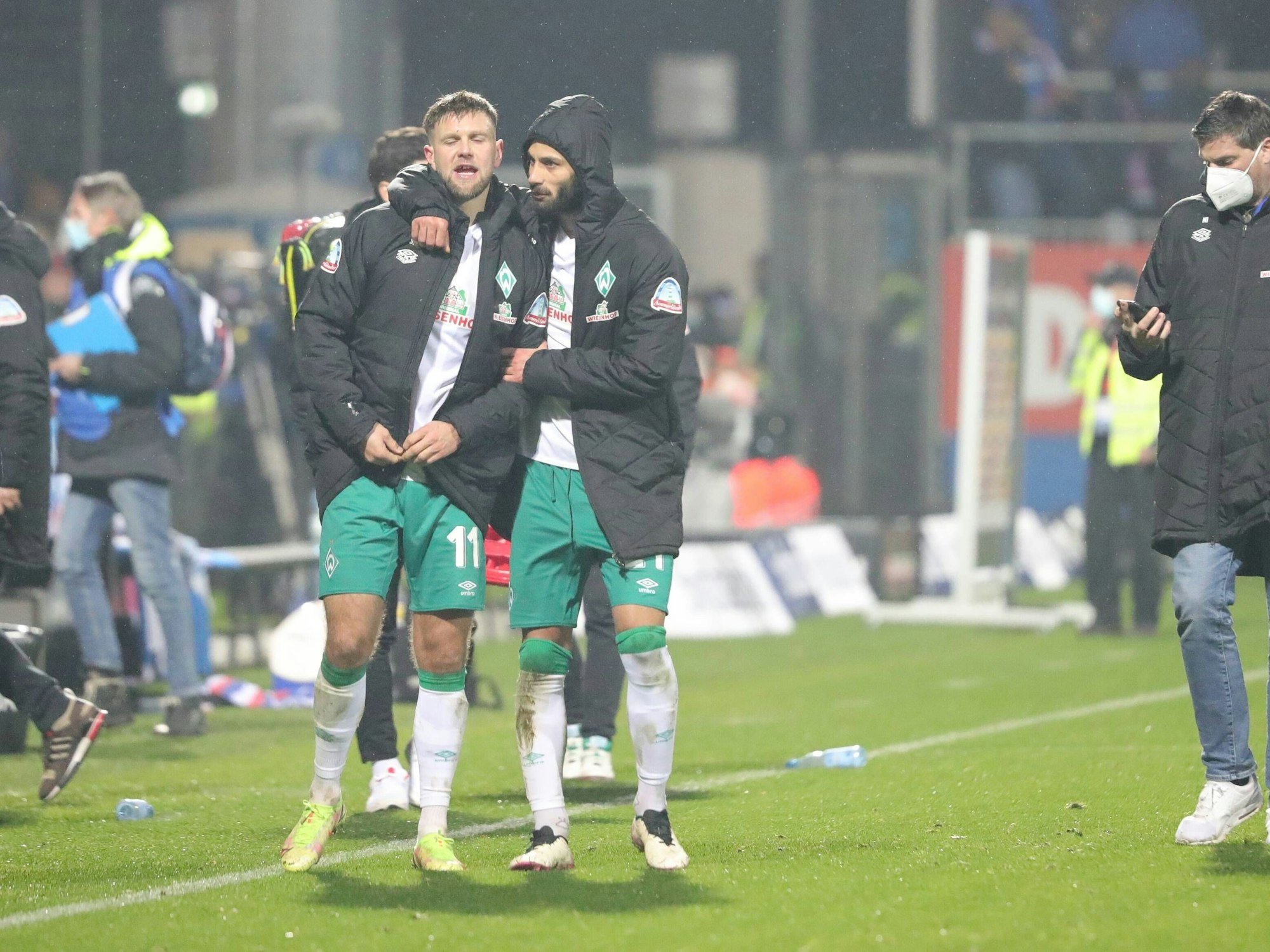 Die Bremer Niclas Füllkrug und Ömer Toprak gehen vom Feld.